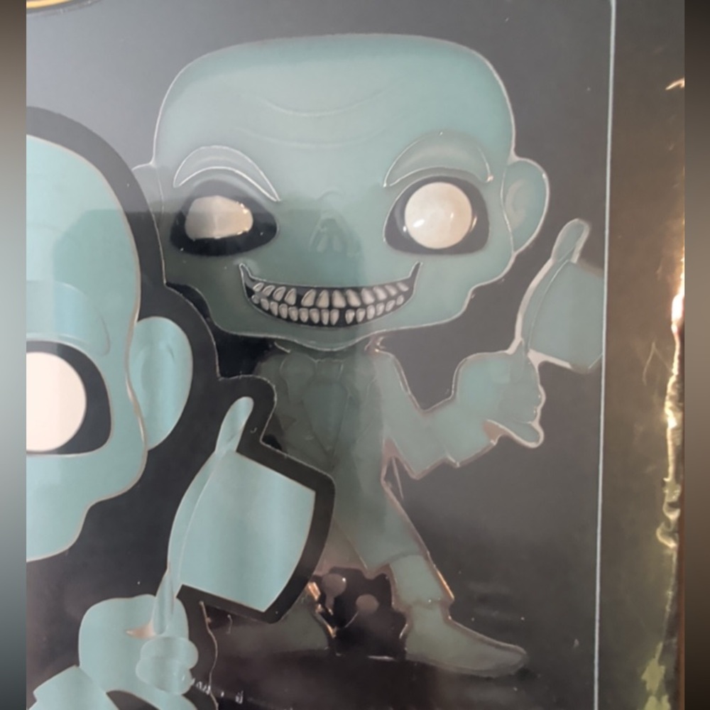 Disney Funko Haunted mansion Ezra hitchhiking ghost glow in the dark trading pin